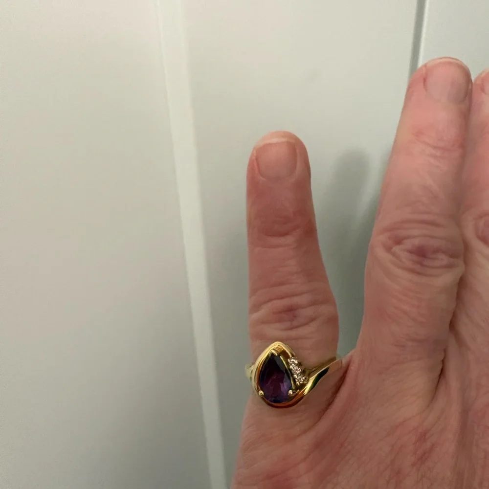 14K Gold Ring with Amethyst and Diamonds - Picture 2 of 6